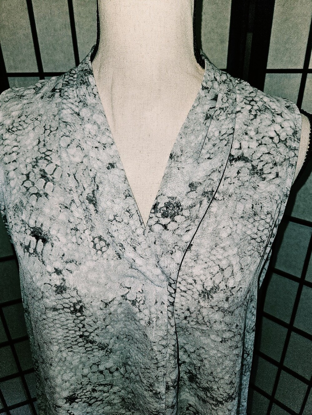 Cynthia Rowley Medium Grey & Black Snakeskin Print Sleeveless V-Neck Top - Picture 3 of 5
